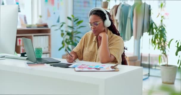 Дизайнер Жіночої Моди Навушниками Слухають Музику Малювання Творче Планування Бізнес — стокове відео