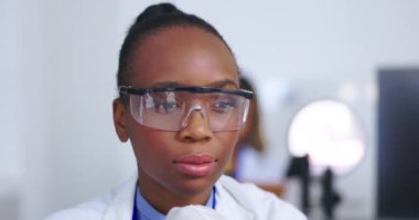 Siyahi kadın, bilim adamı düşüncesi ve laboratuvarda mikroskop, odaklı numune analizi. Tıbbi araştırma, güvenlik gözlüklü kadın doktor bilim deneyi için laboratuarda test örneği inceleyin..