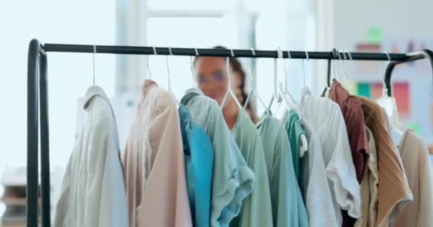 Kreativ Kvinna Modedesigner Och Kontrollera Klädhängare Småföretag Plagg Eller Tyg — Stockvideo