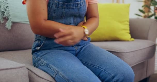 Kobieta Ręce Ból Brzucha Kanapie Salonie Trzymając Bolesny Obszar Dyskomforcie — Wideo stockowe