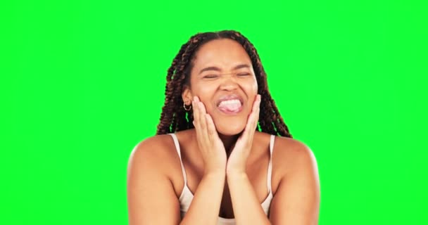 Sjovt Ansigt Latter Sort Kvinde Grøn Skærm Isoleret Studiebaggrund Glad – Stock-video