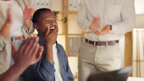 Palmas Sucesso Homem Negro Negócios Computador Para Bônus Empregado Parabéns — Vídeo de Stock