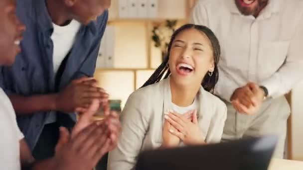 Adamları Ofiste Kazandıkları Terfi Ettikleri Ikramiyelerini Kutladıkları Için Alkışlar Kutlamalar — Stok video
