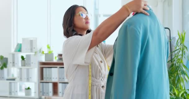 在精品店车间为亚洲女性 时装设计师和裁缝师设计服装装束 量身定做 女性零售服装所有者忙于服装 材料或虚拟模型或图形的设计 — 图库视频影像