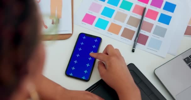 Креативна Жінка Руки Телефон Зеленому Екрані Маркерами Стеження Дизайні Моди — стокове відео
