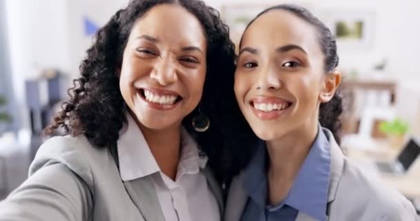 Oficina Retrato Selfie Mujeres Con Signo Paz Para Fotos Perfil — Vídeo de stock
