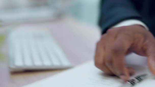 商务人员 打字和手写手 计划在办公室桌上的日记本或书籍中的提醒 任务或时间表 员工在工作场所为项目截止日期或记录所做的笔记 — 图库视频影像