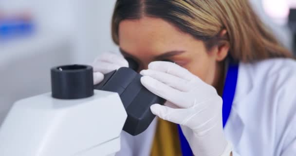 Mujer Científica Con Microscopio Análisis Muestra Adn Para Estudio Científico — Vídeo de stock