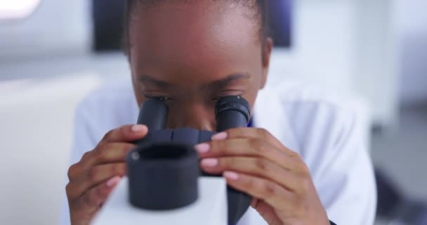 Femme Noire Scientifique Avec Microscope Analyse Adn Pour Étude Scientifique — Video