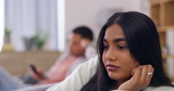 Depressie Vechten Conflict Echtpaar Bank Met Huwelijkscrisis Probleem Woonkamer Scheidingsstress — Stockvideo
