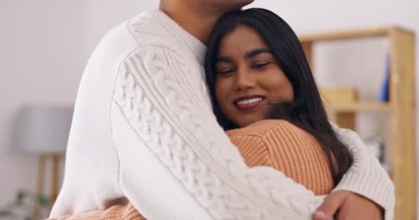 Amor Alegría Sonrisa Con Pareja Abrazo Apartamento Para Vinculación Cariño — Vídeos de Stock