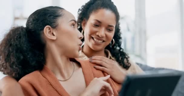 Lesbisch Paar Vrouwen Praten Met Tablet Blij Met Online Streaming — Stockvideo