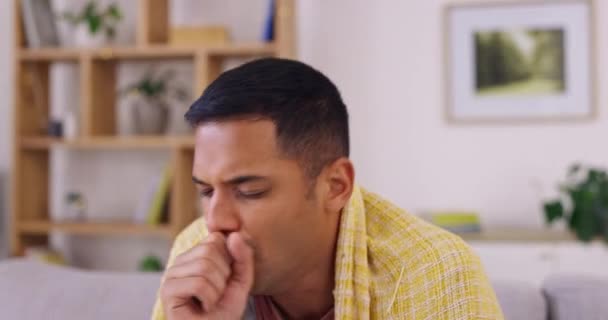 Tos Enfermo Hombre Casa Con Enfermedad Estornudos Mientras Habla Sofá — Vídeos de Stock