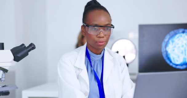 Siyahi Kadın Bilgisayar Mikroskopla Düşünen Bilim Adamı Bilim Deneyine Odaklı — Stok video