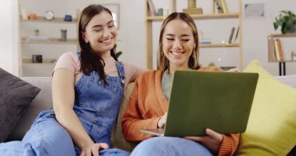 Feliz Amigos Mulheres Com Laptop Sofá Ligação Sala Estar Alegre — Vídeo de Stock