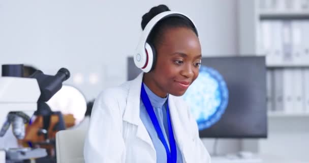 Mulher Negra Ouvindo Música Com Cientista Fones Ouvido Laboratório Enquanto — Vídeo de Stock