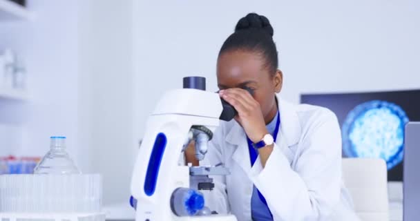Vetenskap Mikroskop Och Svart Kvinnlig Forskning Dna Virus Eller Partiklar — Stockvideo