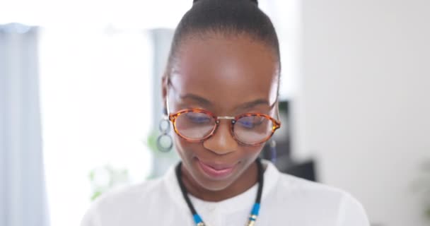 Yüz Kahkaha Yerinde Için Tabletli Siyah Kadın Portre Teknoloji Mutlu — Stok video