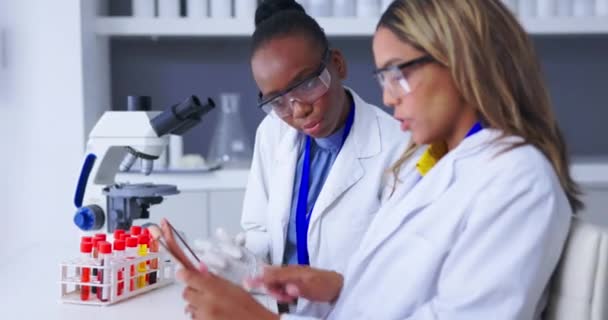 Orvostudomány Csapatmunka Laboratórium Vérmintával Vakcinák Fejlesztéséhez Vagy Innovációjához Tudós Nők — Stock videók