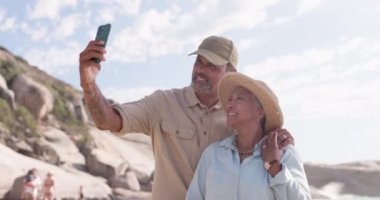 Kıdemli çift, yaz tatilinde ya da tatilde mutluyken plaj ve barış selfie 'si. Yaşlı adam ve kadın birlikte aşk, ilgi ve eğlence için ya da dışarıda mutluluk için seyahat hafızası ya da emeklilikte resim için.