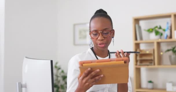 オフィスでのコミュニケーション ビジネス提案やアイデアのための黒人女性 タブレットや電話や音声ノート アフリカ系アメリカ人女性社員がスマートフォンスピーカーで会話やディスカッションをする — ストック動画
