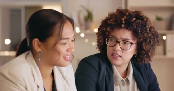 Planejamento Conversação Mulheres Negócios Escritório Noturno Com Pesquisa Ideias Colaboração — Vídeo de Stock