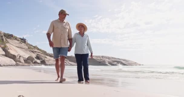 Περπάτημα Παραλία Και Ηλικιωμένοι Ζευγάρι Κρατώντας Χέρια Και Χαρούμενος Για — Αρχείο Βίντεο