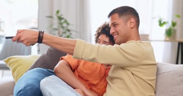 Vidéo Amour Divertissement Avec Couple Regardant Télévision Sur Canapé Dans — Video