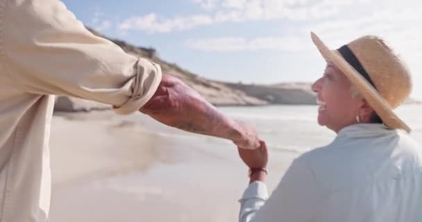 Старша Пара Біжить Тримає Руки Пляжі Сміючись Під Час Літніх — стокове відео