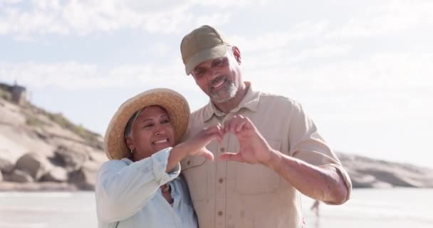 Ευτυχισμένος Καρδιά Και Χέρια Ηλικιωμένο Ζευγάρι Στην Παραλία Για Αγάπη — Αρχείο Βίντεο