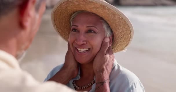 Para Plaża Mrugnąć Podczas Śmiechu Szczęśliwy Letnie Wakacje Lub Wakacje — Wideo stockowe