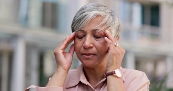 老年妇女在城市头痛 在工作中焦虑和痛苦 在户外按摩寺庙 城市街头女性行政人员的企业疲乏 倦怠和公司危机 — 图库视频影像