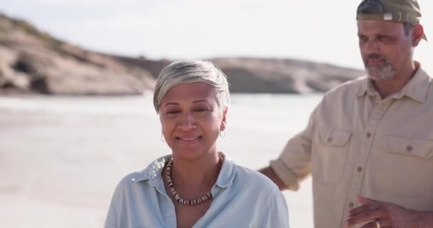 Sahilde Gözleri Sürprizi Çifti Kaplarken Yaz Tatilinde Tatilde Mutlu Heyecanlı — Stok video