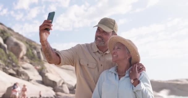 Casal Sênior Praia Selfie Paz Enquanto Feliz Férias Verão Férias — Vídeo de Stock