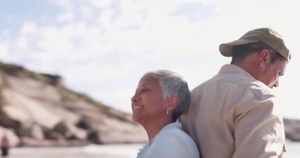 해변에서 즐거운 시간을 보내며 노부부와 행복하고 춤추고 미소짓기 휴가와 기념일 — 비디오
