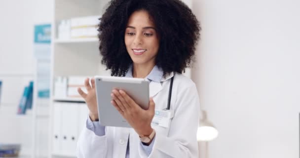 Sonrisa Médico Tableta Con Mujer Hospital Para Investigación Sitio Web — Vídeos de Stock