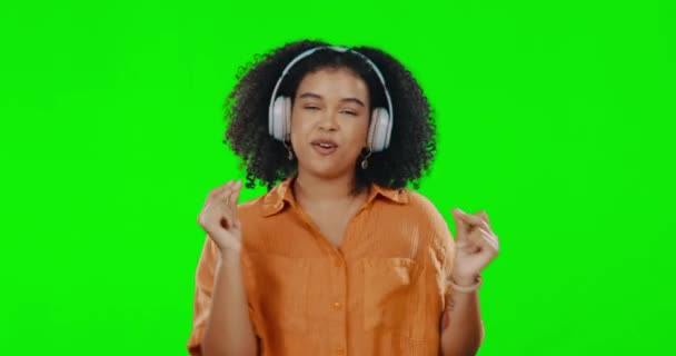 Yeşil Ekran Kadın Stüdyoda Mutlu Müzik Eşliğinde Dans Özgürlük Kutlama — Stok video