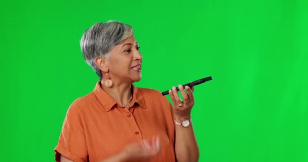 緑のスクリーンスタジオでスピーカー 高齢者の女性は モックアップの背景に会話のために テキスト シニア女性の話への声 興味深いゴシップや記録メモの計画や共有 — ストック動画