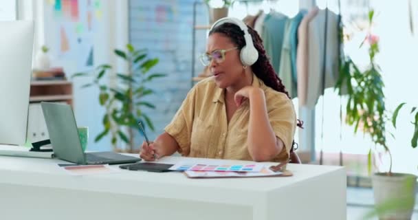 Headphone Musik Dan Wanita Atau Desainer Fashion Mendengarkan Audio Gambar — Stok Video