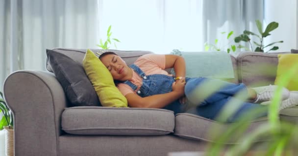 恶心和女人在沙发上的问题是消化不良 月经和肿胀 炎症和Ibs的起居室中的病毒 疾病和女性疾病 — 图库视频影像