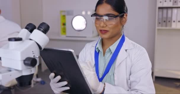 Medische Wetenschap Vrouw Laboratorium Met Tablet Voor Onderzoek Voor Futuristische — Stockvideo