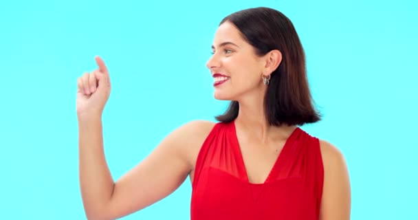 女人的脸 手指和工作室与吹吻和微笑显示了情人节爱情的模型 肖像画 孤零零的蓝色背景 带着一个快乐的女性点来展示假的宣布 — 图库视频影像