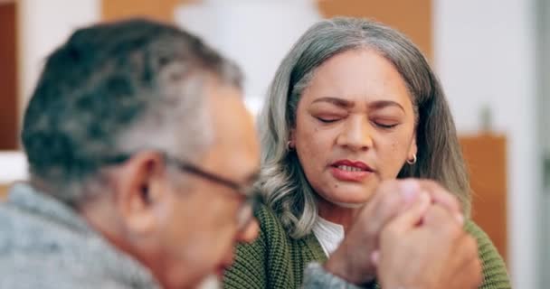 Ein Älteres Ehepaar Betet Hause Für Den Glauben Den Geistlichen — Stockvideo