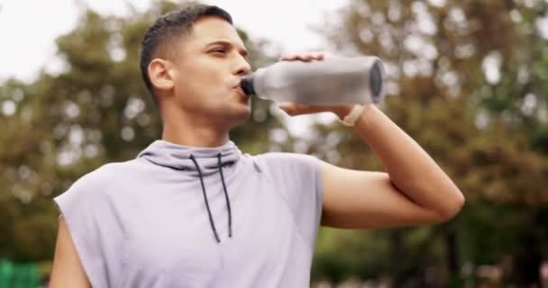 Fitness Corredor Homem Bebendo Água Parque Depois Correr Exercício Treinamento — Vídeo de Stock