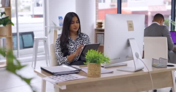 Heureuse Femme Affaires Tablette Visage Bureau Pour Productivité Planification Recherche — Video