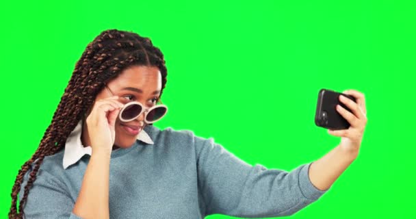 Selfie Óculos Sol Sorrir Com Uma Mulher Fundo Tela Verde — Vídeo de Stock