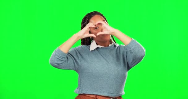 Лицо Сердце Руки Счастливой Женщины Зеленом Экране Студия Фон Надежды — стоковое видео