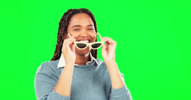 Cool Pantalla Verde Mujer Quitan Las Gafas Sol Sintiéndose Felices — Vídeo de stock