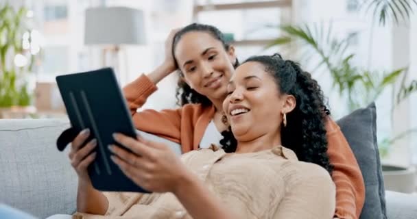 Lezbiyen Çift Kadınlar Kanepede Tabletle Rahatlar Çevrimiçi Yayın Servisiyle Mutludurlar — Stok video
