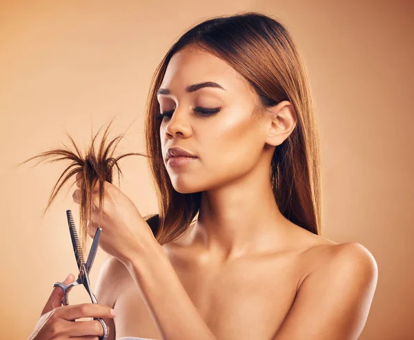 Vrouw Knippen Haar Gespleten Haarpunten Schoonheid Met Haarverzorging Schade Droge — Stockfoto